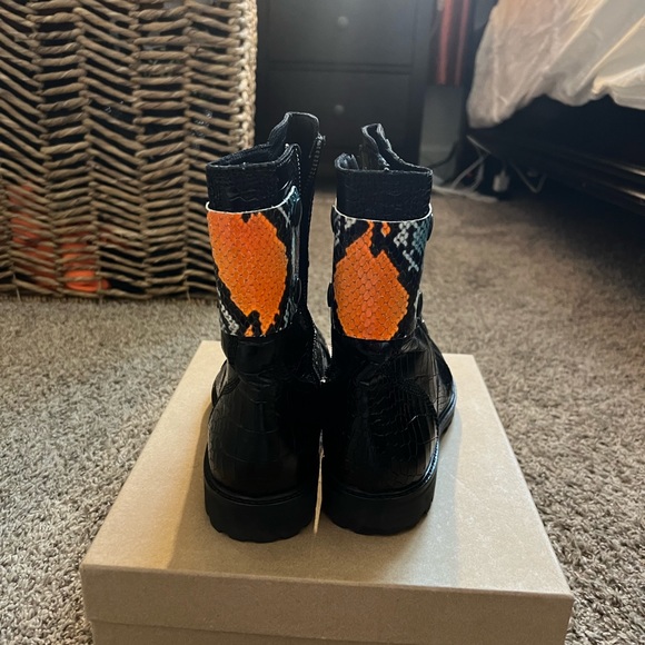 Black laceless crocodile combat boots with interchangeable back pieces. - Picture 3 of 5